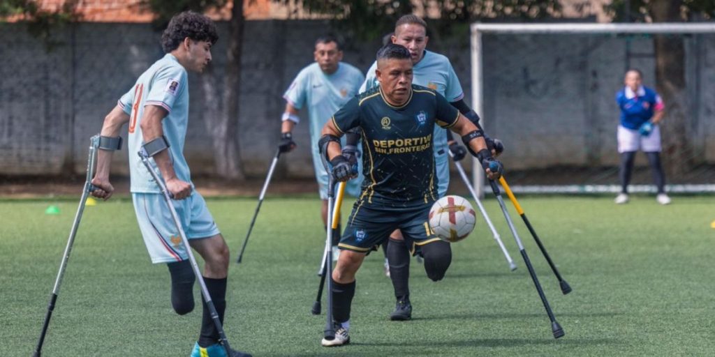 Atletas con amputación disputando un partido durante el cuadrangular de fútbol 7 adaptado en los Campos del Roosevelt.