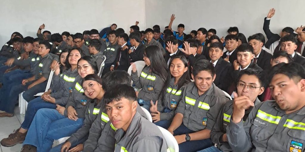 Estudiantes del Instituto Tecnológico Empresarial de La Antigua Guatemala participando en la capacitación sobre prevención e identificación del gusano barrenador.