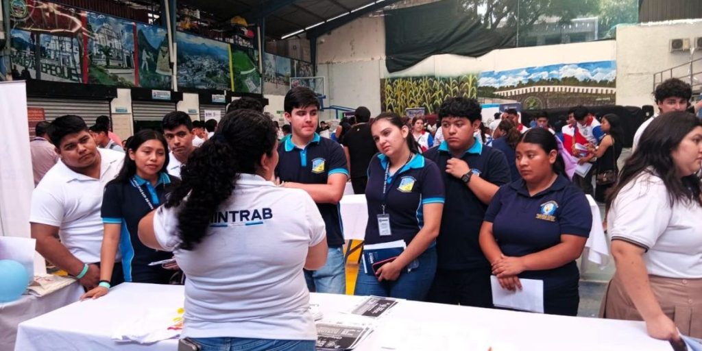 Jóvenes participando en los talleres de orientación laboral impartidos por especialistas del Ministerio de Trabajo y Previsión Social.