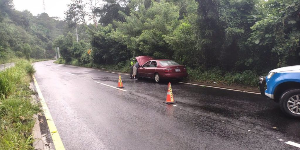 Brigadas de PROVIAL atendiendo una emergencia por desprendimiento de rocas e intensas lluvias sobre una carretera nacional.