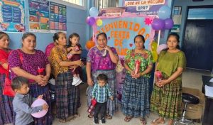 Personal de salud impartiendo una charla educativa sobre planificación familiar a madres de familia en Purulhá, Baja Verapaz.