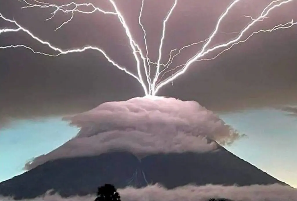 Rayo cerca del cráter del volcán Acatenango, en el complejo con el Volcán de Fuego, durante actividad eruptiva en Guatemala