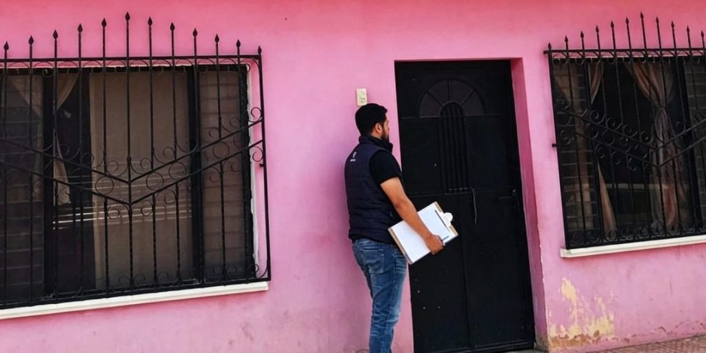 Personal de la Uncosu supervisando las instalaciones y la señal de televisión por cable en un municipio de Jutiapa.