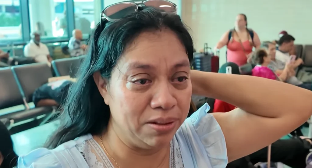 Olga Pérez en el Aeropuerto Internacional de Fort Lauderdale antes de su vuelo de autodeportación a Guatemala